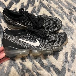 Black white vapor max womens 9